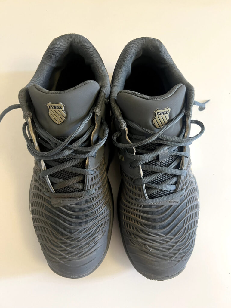 Tênis K-Swiss Express Light 3 HB Clay após aproximadamente 120 horas de pickleball em diferentes superfícies