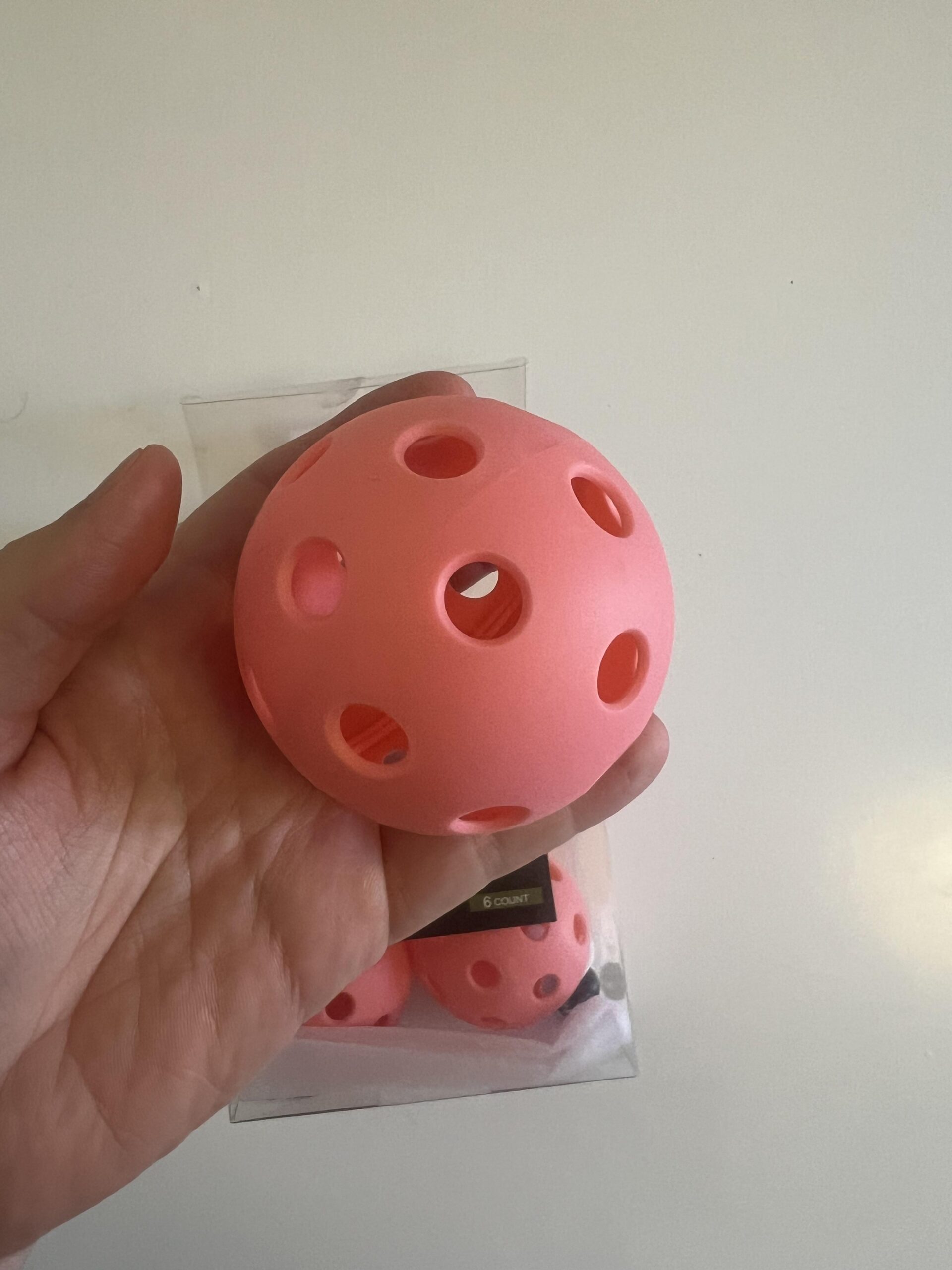 Detalhe da bola AMOSWIZ rosa de 26 furos após cerca de seis horas no clube
