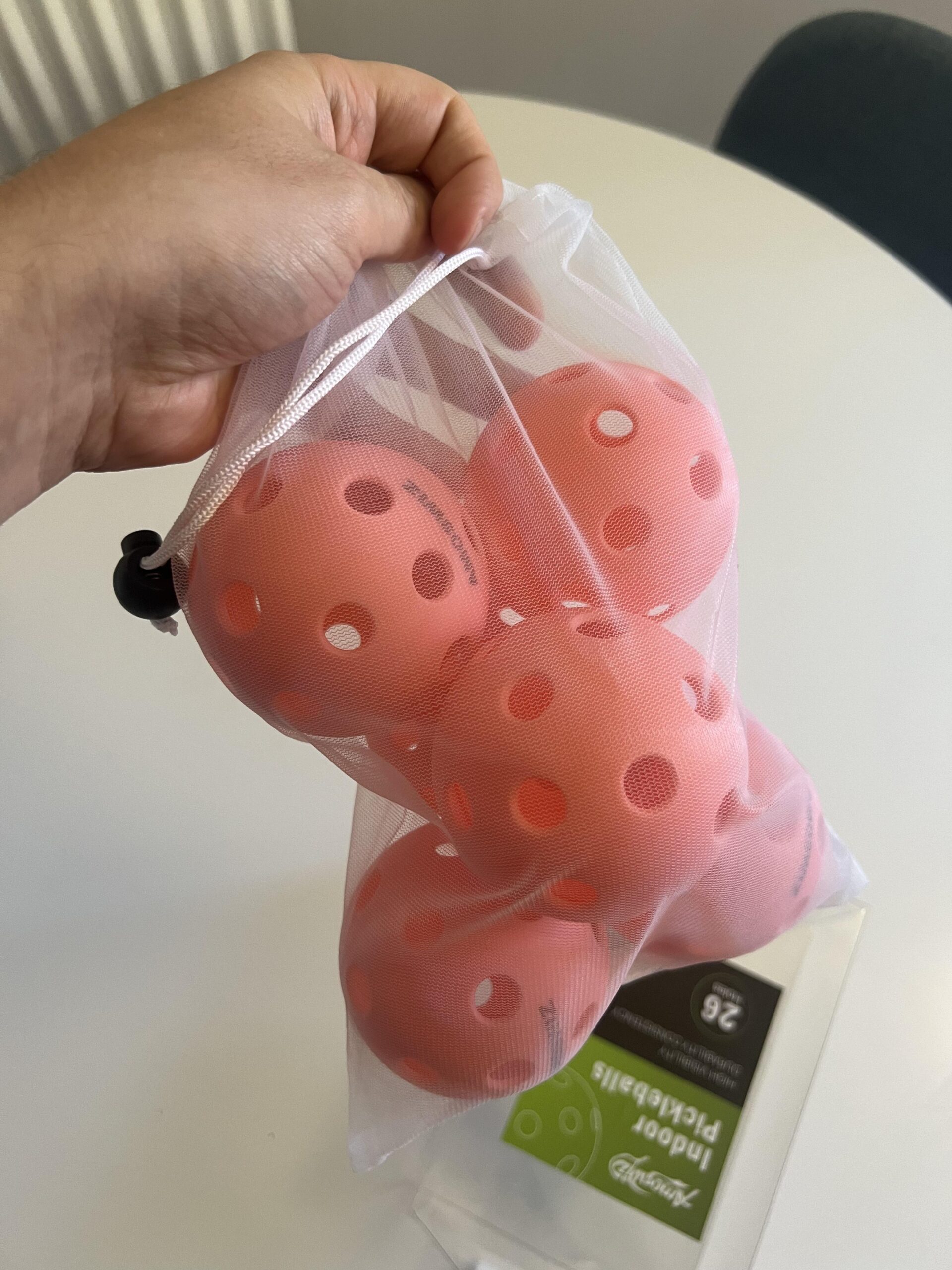 Bolas AMOSWIZ rosas para quadras cobertas guardadas na bolsa de malha incluída