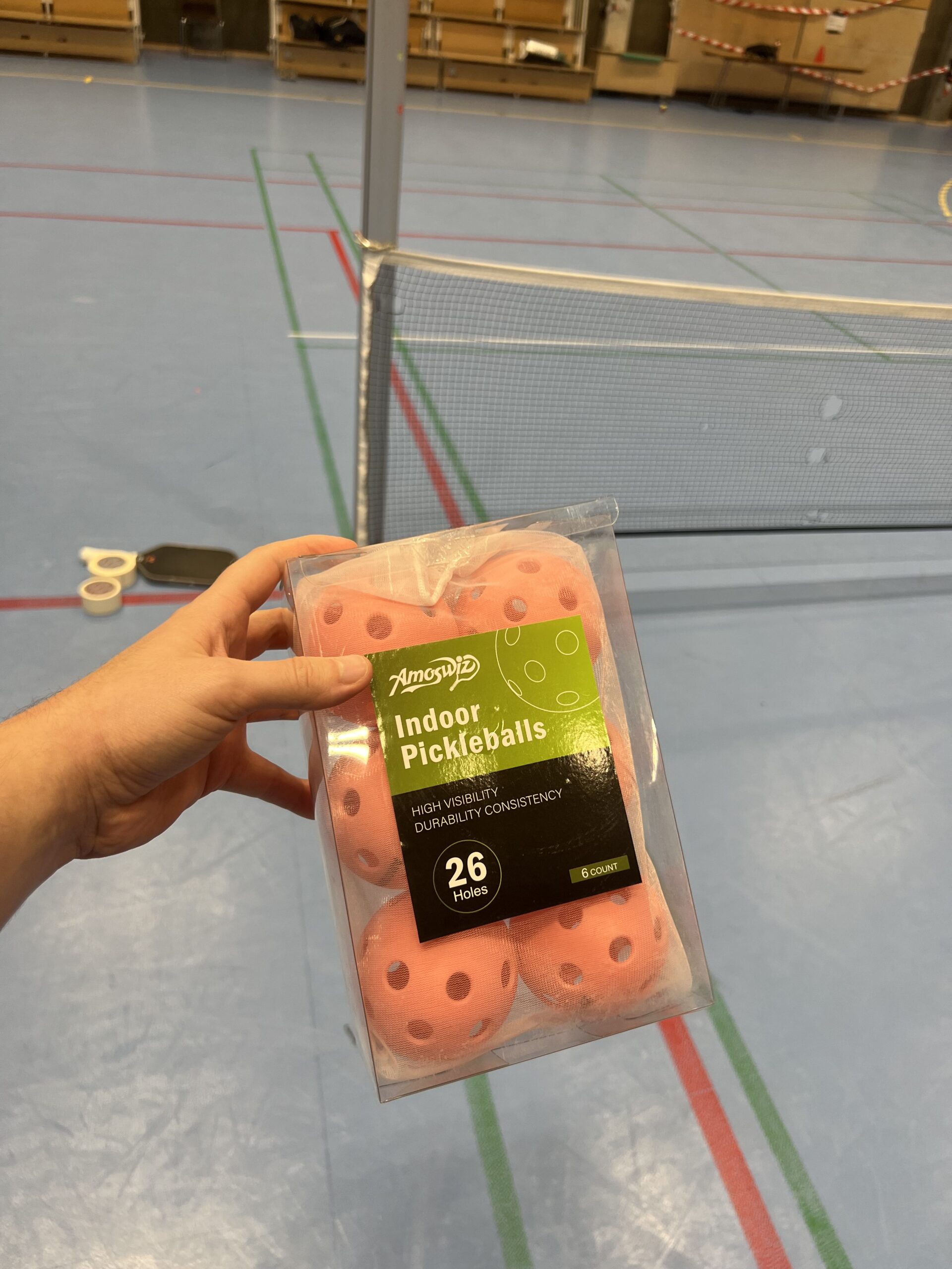 Pacote de seis bolas AMOSWIZ rosa em quadra coberta de madeira onde foram testadas