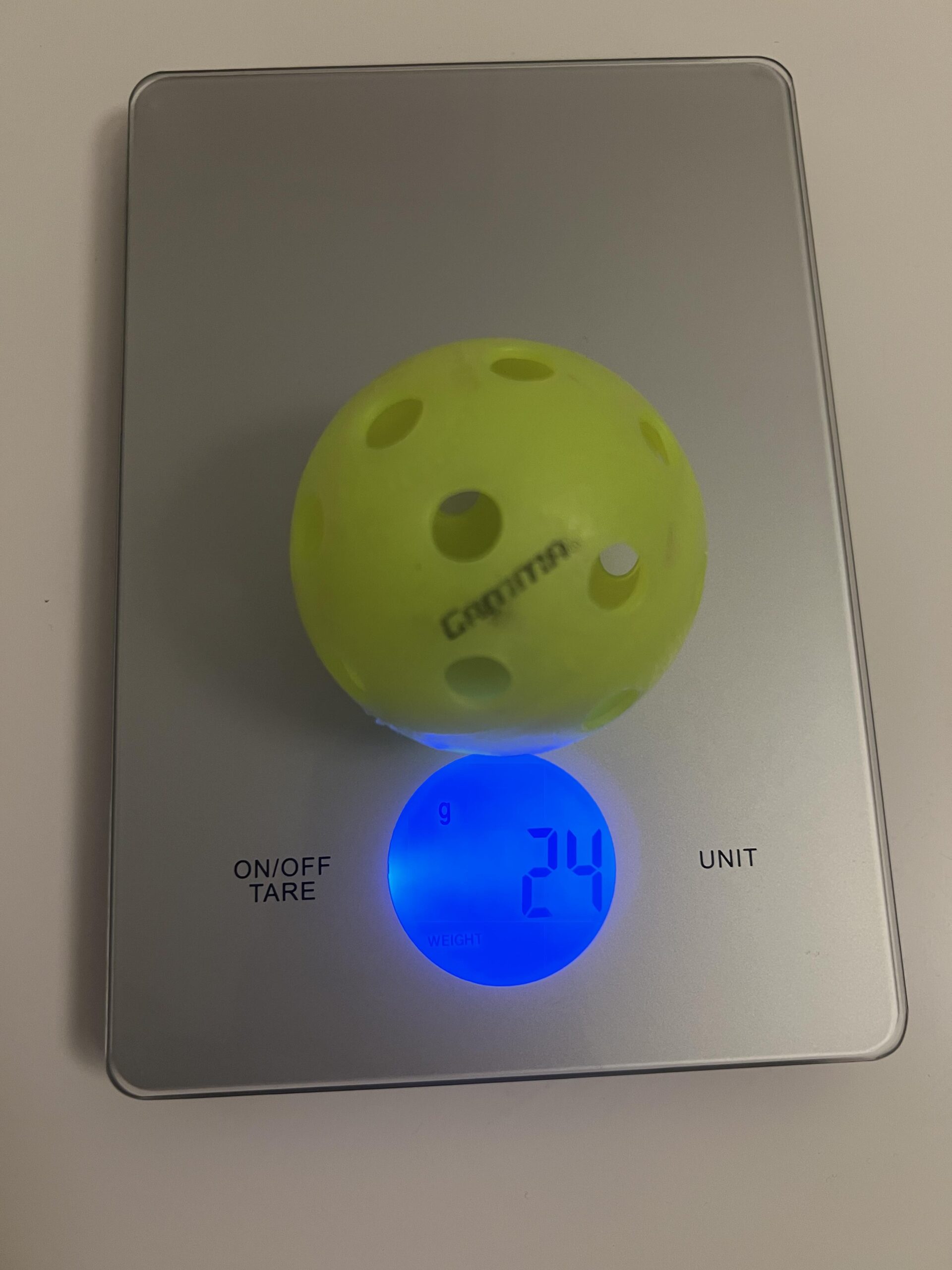 Bola GAMMA Photon Indoor usada na balança digital marcando 24 gramas