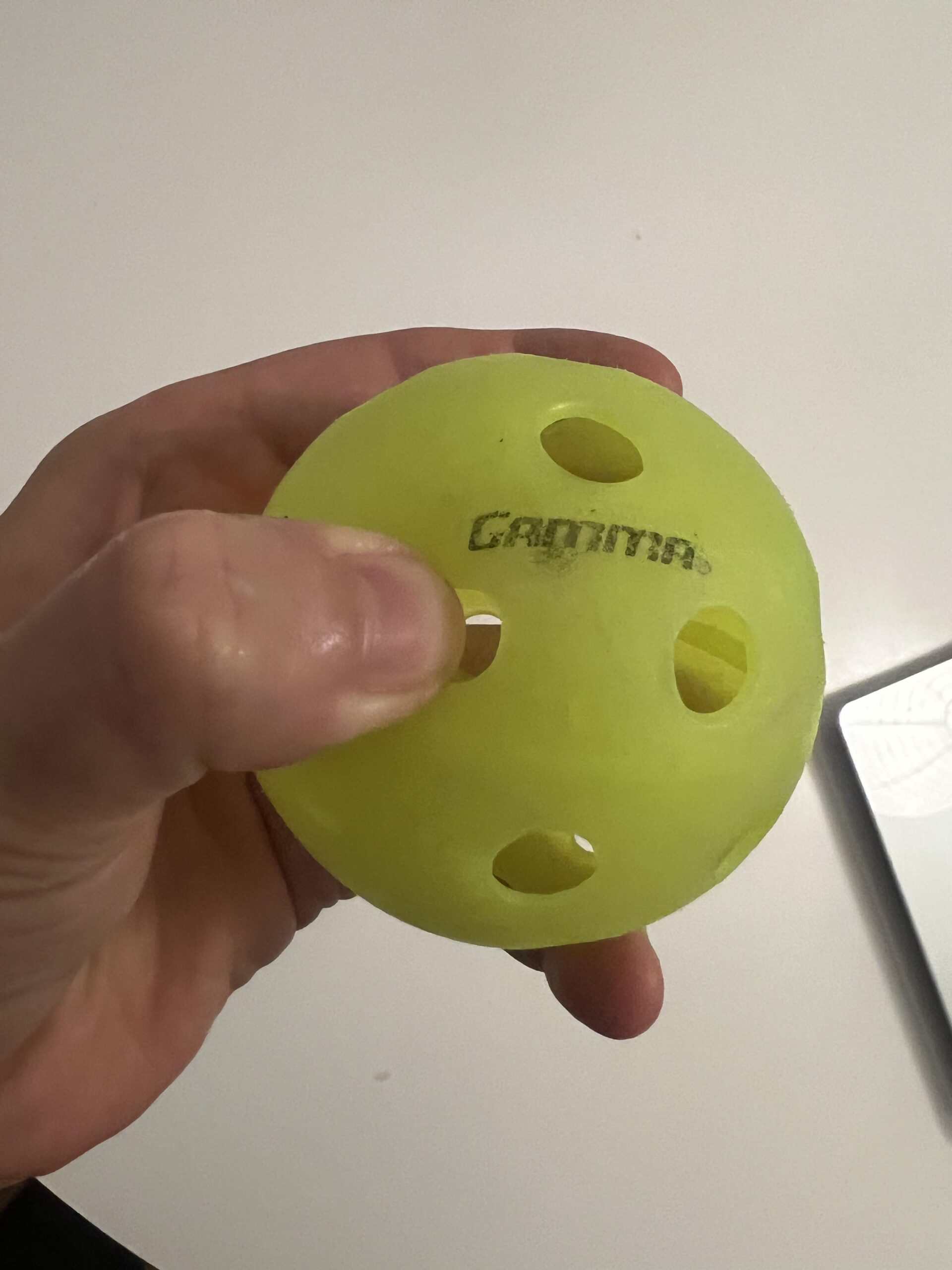 Bola GAMMA Photon usada comprimida manualmente com o polegar em teste informal