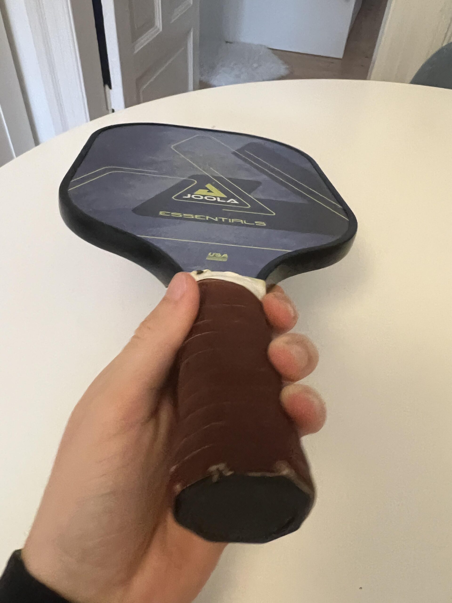 Cabo da raquete JOOLA Essentials com overgrip marrom adicionado para melhorar a pegada