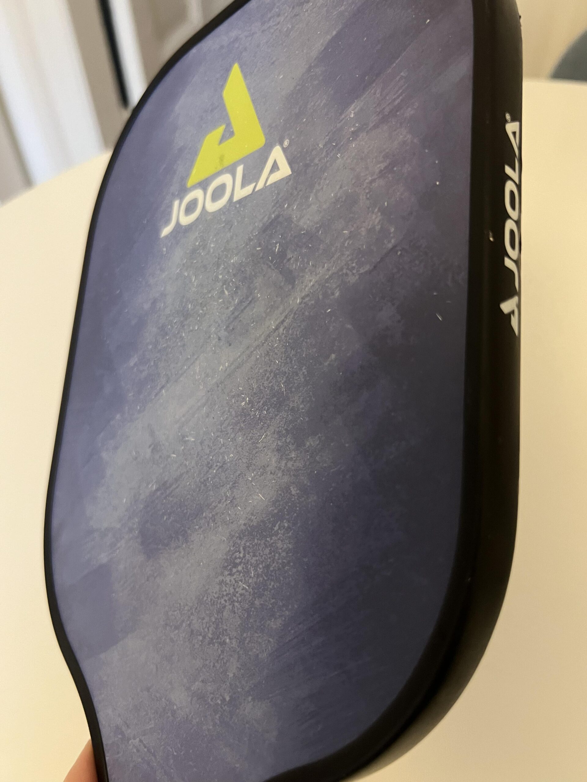 Desgaste da superfície e proteção de borda preservada em uma JOOLA Essentials usada