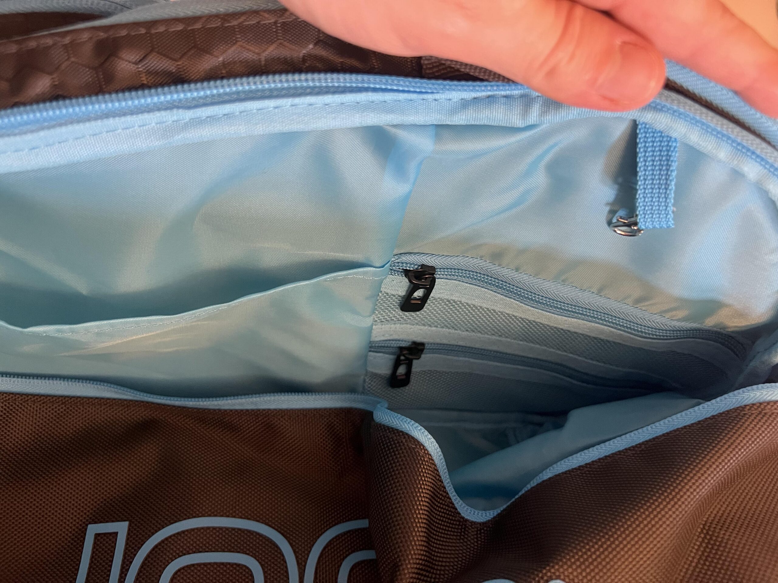 Zipped blue inner storage pockets of JOOLA Tour Elite bag